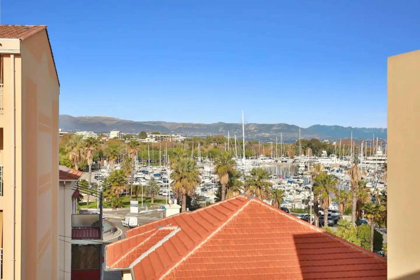 Charming Two-bedroom With Balcony And Garage By The Marina *
